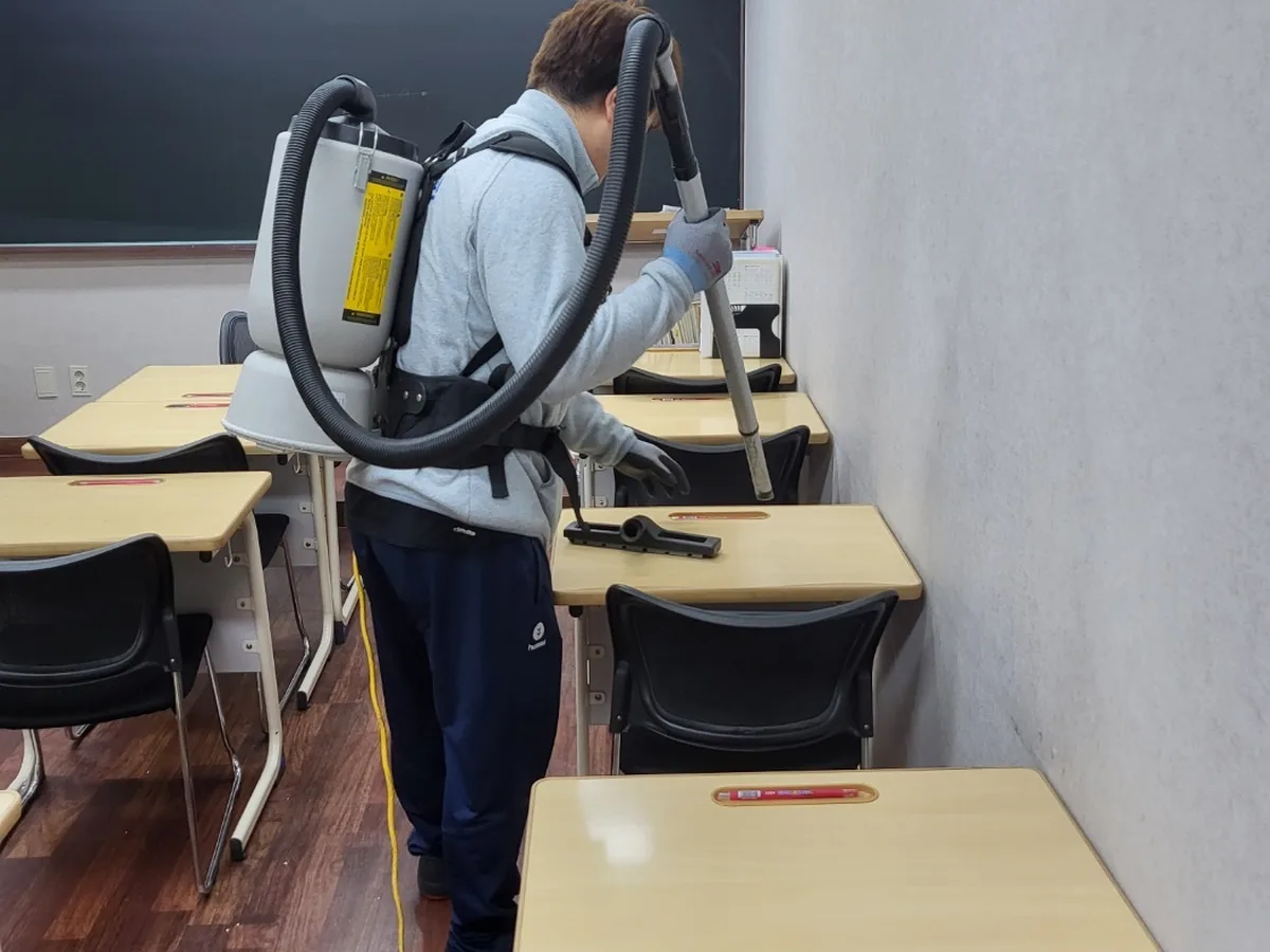 예천군 유천면 학교 현관·중앙홀 바닥 위생청소 사례 - 행진크린