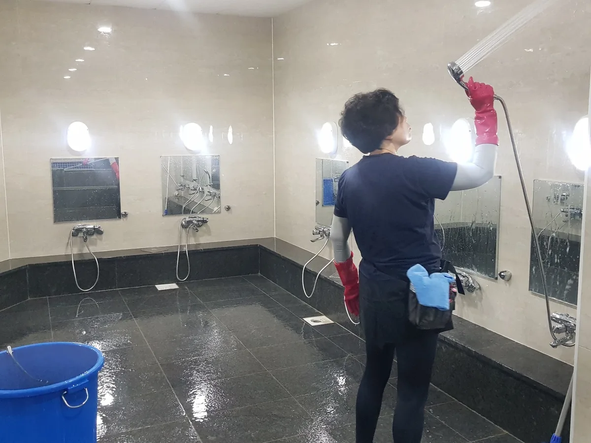 문경시 신기동 목욕탕 탈의실·파우더룸 바닥 위생청소 사례 - 행진크린